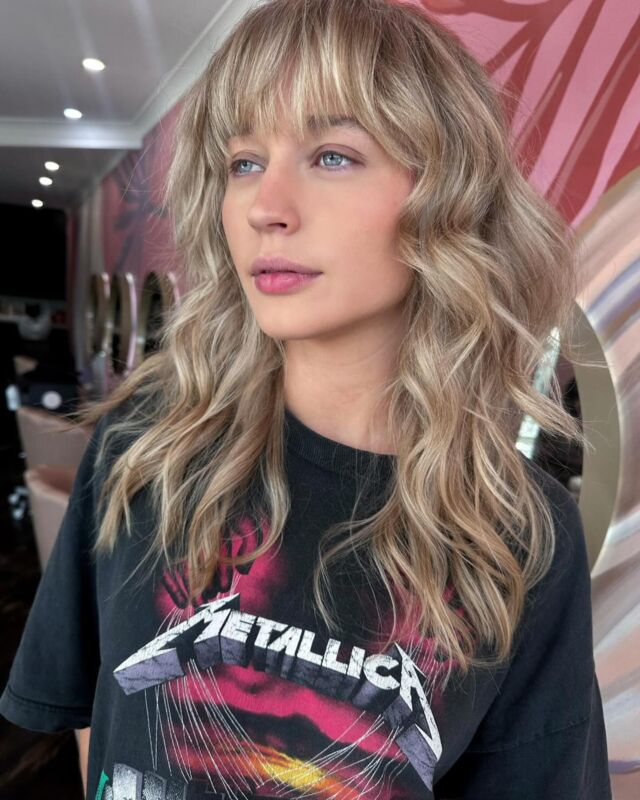 Always Bringing The Cool Girl Energy ⚡️
@matildarodgers 

Style Cut by @amy_urbanchic_ ✂️
It’s the fringe for me 

#curtainbangs #frenchfringe #blondehair #livedinblonde #blondespecialist #blonde #luxeblonde #ashgrove #shaghaircut #shagcut