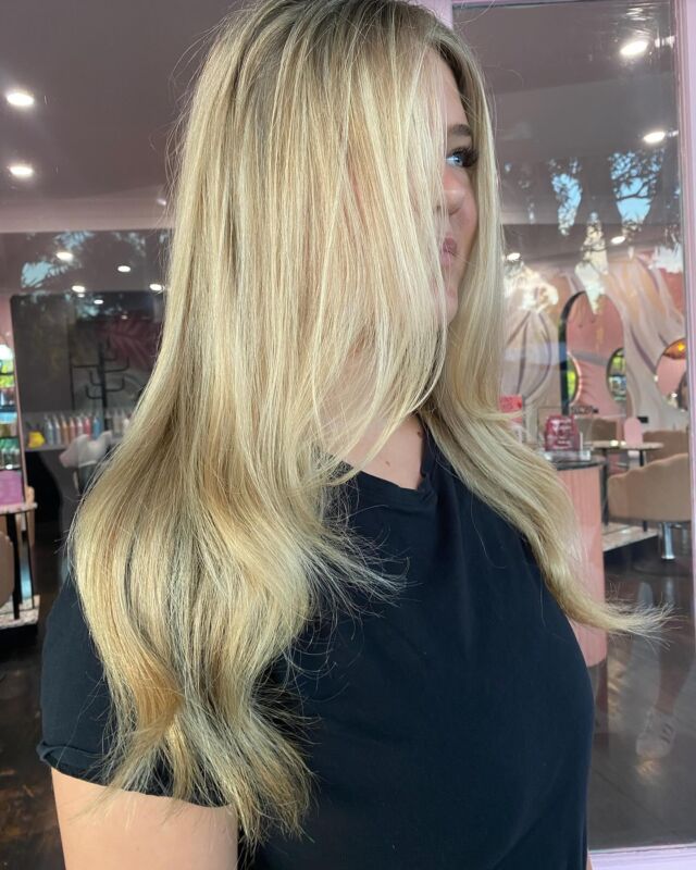 When every photo is stunning ❣️

Team colab 
Colour by Sass 
Cut by Maddy 

#blonde #blondehair #hairgoals #brisbanehairsalon #ashgrove #brisbane #wellafamily #wellahair #wellahaircolor