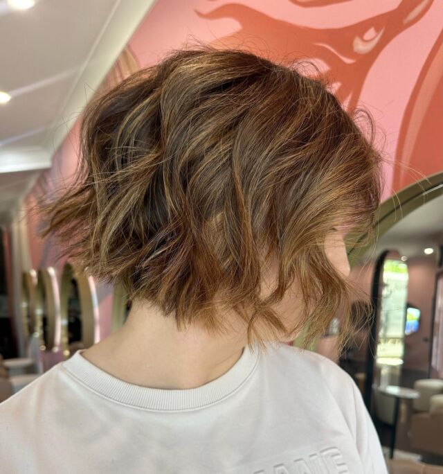 Brunette dimension! This look was created with hand painted balayage 🤎✂️ 

Colour and StyleCut by @amy_urbanchic_  using @wellapro_anz 

#shorthair #brunette #brunettedimension #brisbanehairsalon #shorthairspecialist #brisbane #shorthairdontcare #hairinspo