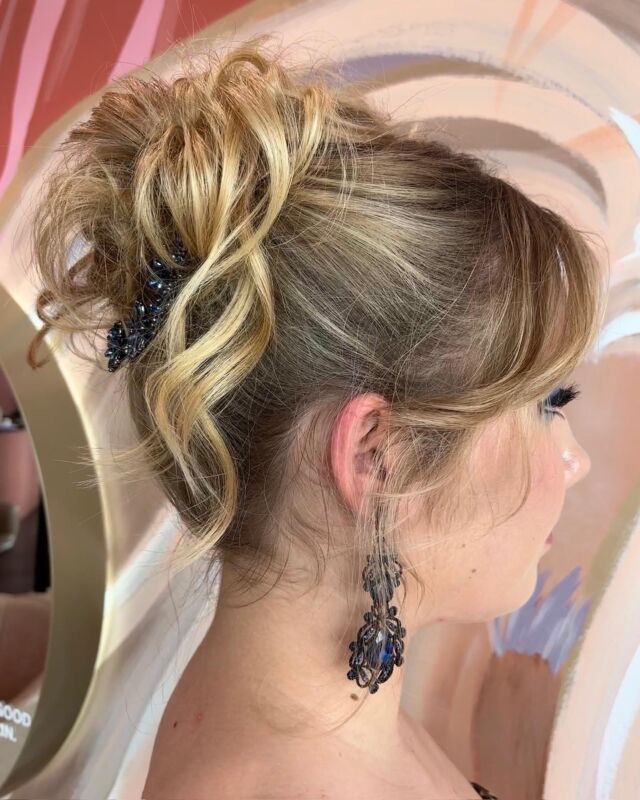 Turning heads at her Formal with an effortless, tousled upstyle 🌟 
Using EIMI styling products @wellapro_anz 

Hair by Sass 

#formal #updohairstyles #brisbanehairstylist #brisbanehair #ashgrovehairdressers