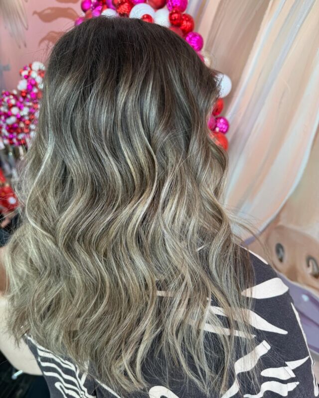 Ready to glow into the holiday season with the perfect balayage! 🌟🎁

Colour and StyleCut by @amy_urbanchic_ 
Using @wellapro_anz 

#balaygehighlights #blondespecialists #brisbanehairsalon #oldmoney #wellahair #brisbanehairstylist