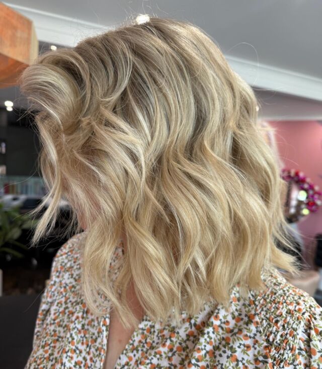 Nothing says holiday glam like a fresh blonde! 💛🎁

Colour and StyleCut by @amy_urbanchic_ 
Using @wellapro_anz 

#freshblonde #holidayready #brisbanesalon #blondespecialist #wellahair #brisbanehairstylist