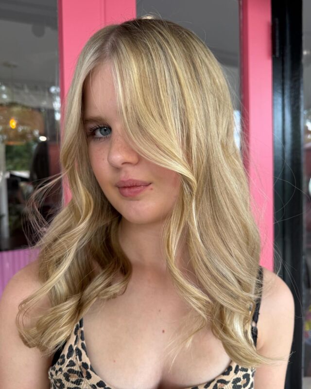 Hey honey… 🍯
What blonde shade are you?

Colour and StyleCut by Shez
Using @wellapro_anz 

#blondespecialists #brisbanehair #honeyblonde #brisbanehairstylist #wella #summerhair #blondehair