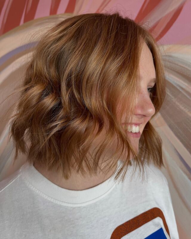 Glowin’ up ✨ Natural and unstoppable ✨

 Style Cut By Annie 
Using #wellaeimi to create soft movement and texture 
@wellapro_anz 

#GlowUp #RedheadMagic
#brisbanehair #brisbanehairstylist #ashgrove #redhair #naturalredhead #stylist #lob #hairideas