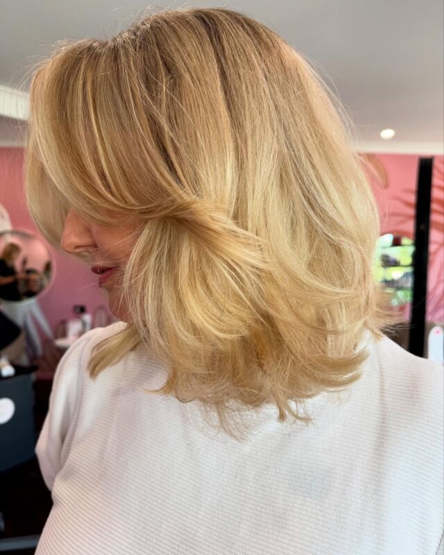 Just a little bounce in my step and my hair ❣️

Hair By @amy_urbanchic_ 

 #BouncyBlonde #GoodHairDays
#goldenblonde #blondehairgoals #blondespecialists #wellahair 
#brisbane #blondehair #honeyblondehair