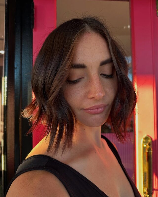 Chop it like it’s hot🔥

@hairbyshezz working her magic on the ✄

And styling up a storm ༄ 🪮 

using #wellaeimi @wellapro_anz ♥️

#styling #brisbane #brisbanehairsalon #ashgrovehairdressers #welovehair #bob #bobhaircute #lobhaircut #brunette #haircrush #dmforprice