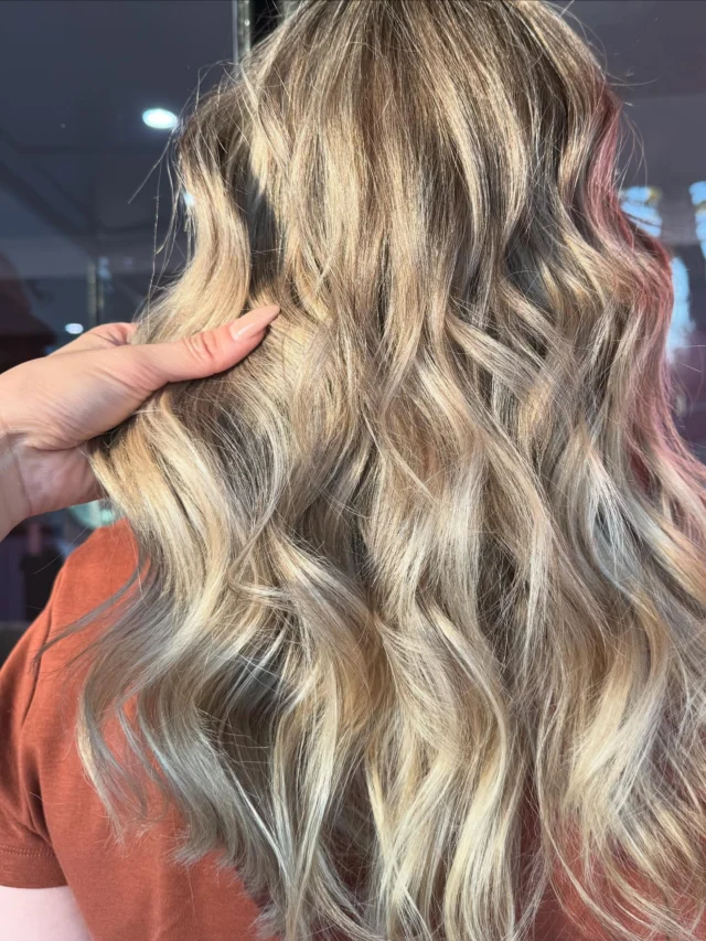 Giving the best lived in blonde vibes 
@urbanchichairsalon 🌻

Hair By @amy_urbanchic_ 

#makeityou #wellahaircolor #wellahair #wellablondes #wellablondor #wellasalon #brisbane #ashgrove #colourspecialist #blondesofinstagram #blonde #livedinblonde