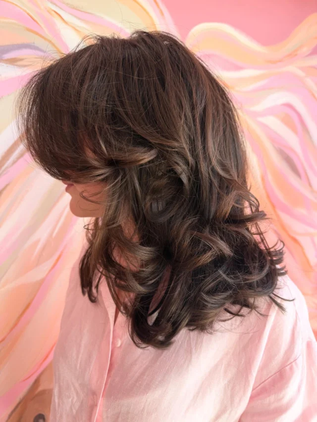 ✨ Layers for days…Bounce for miles ✨

Hair By @amy_urbanchic_ 

Using @sebastianproanz to create 🧴#mousseforte 
@foxy_blondes to maximise volume 🪮 #hairrollers 

#bighairdontcare💁 #volumehair #bouncyblowdry #armworkouts #lovebighair #brisbanehairdresser #ashgrove #brunette #haircut #makeityou