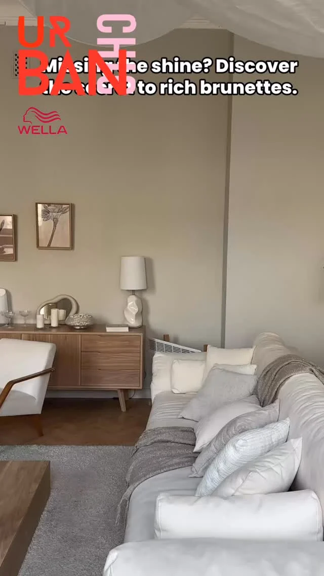 Not just a gloss — a UC ritual ✨ 
Created in house to elevate brunettes with custom depth…mirror shine…
& seamless tone 🤎

#wellahair #brisbanehairsalon #brunettegirl #brunettegloss #glowup