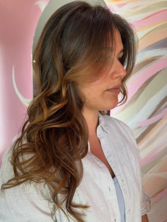 If your brunette is feeling a little… meh 

This is your sign.
We added soft caramel blonde pops through the mid-lengths and ends to brighten everything up while keeping it natural, glossy and low maintenance ✨

Golden brunette balayage = effortless glow 🤎

Hair By Annie. 

#lowmaintenance #brunettebalayagehair #glodenhour #warmtones