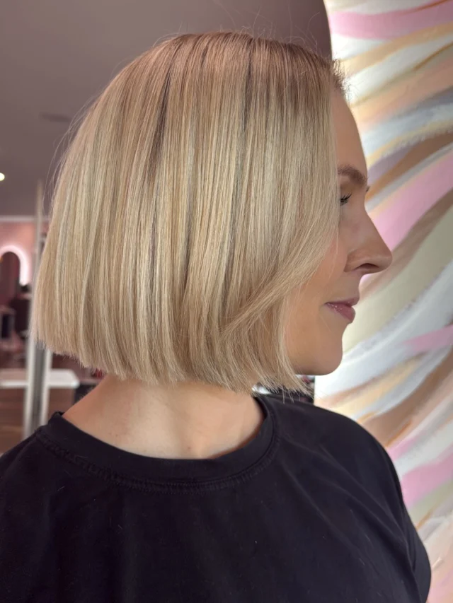 Cut it like it’s hot ✂️🔥
Paint it like a masterpiece 🎨✨

Hair By @amy_urbanchic_ 

#blondebob #blondefoils #Ashgrove #bob #newhair