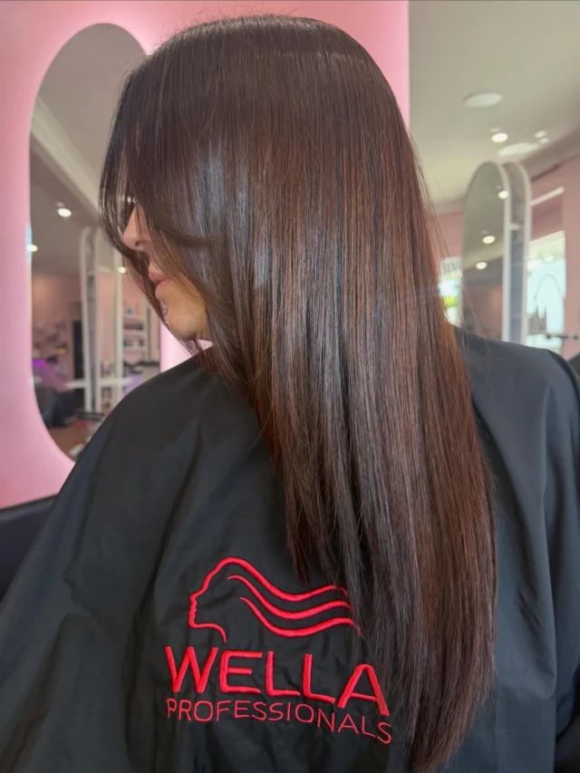 Think of this as Spanx… but for your hair 💁‍♀️✨

Smoother, sleeker, more polished,
without losing your natural movement or personality!

Pics 3 & 4 were my first Wella Ultimate Smooth Filler application nearly 6 months ago… and look how it’s held up 👀

Pics 1 & 2 are after a refresh ~ Glossy, refined, and feeling like the best version of my hair
It’s not about changing your hair… it’s about elevating it 💖

@wellapro_anz 

#UrbanChic #WellaProfessionals #SmoothFiller #HealthyHair #HairGlow