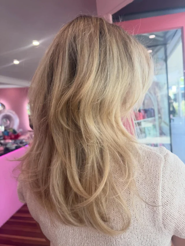 Undone…
But intentional…
UC always 💫

#livedincolor #luxeblonde #layeredhaircut #curtainbangs