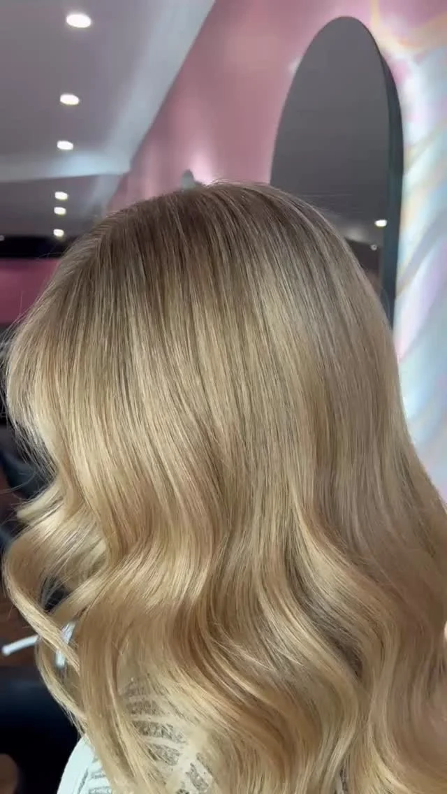 Ok love this hair… bye ✋🏻

#brisbanehairsalon #brisbanehairstylist #colourspecialist #wellahair #blondehair