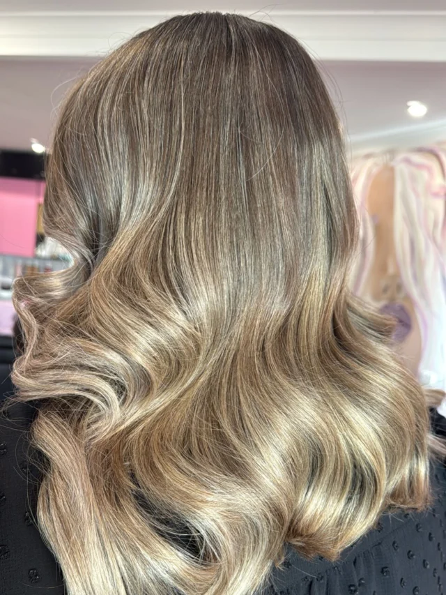 ⚠️Why choose this signature UC blonde look⚠️

From natural to blonde without the harsh grow out

This soft blend maintains depth at the root while creating brightness through the mids and ends. 

Paired with cool winter tones and glamorous waves for a refined low maintenance blonde

@amy_urbanchic_ on the tools🪄
@wellapro_anz on the colour portfolio 🙌🏼