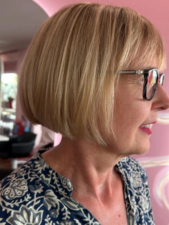 UC Deluxe blonde, polished to perfection ✨

Book your bob 🔗 
https://www.mylocalsalon.com.au/urban-chic-ashgrove.html

 #AshgroveHairdresser #BrisbaneBlonde #PolishedBlonde #LuxuryHair #BlondeBob UCDeluxe UrbanChicHairSalon