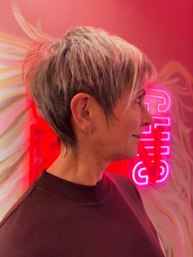 Can we all just take a moment for this pixie ✨

There’s something about a fresh chop that just hits differently! 

Who’s been thinking about going short? 👀💕

Hair By @amy_urbanchic_ 
#pixie #shorthair #crop