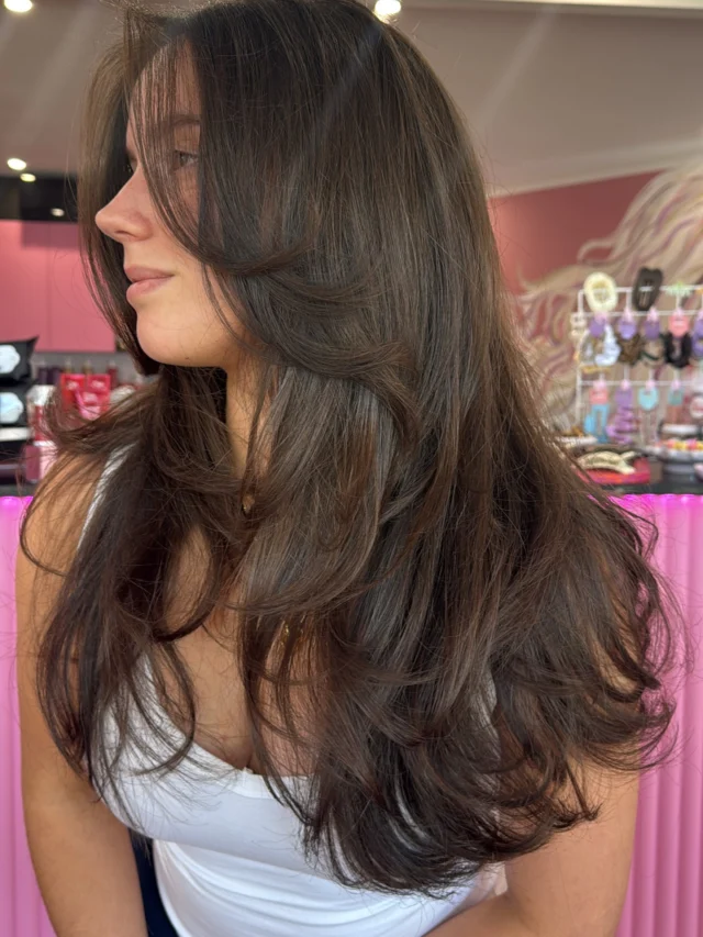 Long brunette butterfly layers, curtain bangs and a voluminous 90s blowout! 
Who doesn’t want this 🔮

Hair By @amy_urbanchic_ 

#longhair #butterflyhaircut #hairgoals #90sblowout
