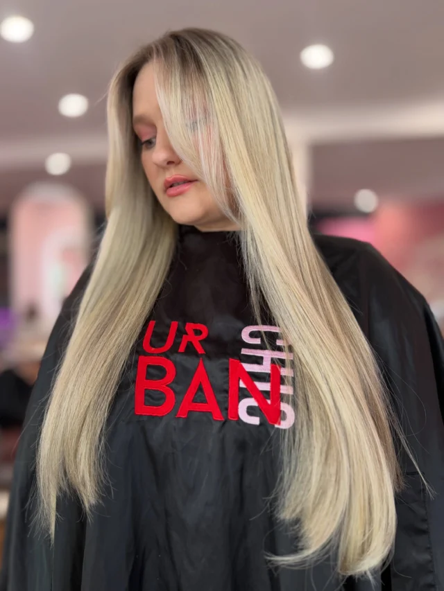 If you know Beth, you know she LOVES creating a Blonde masterpiece ✨

Before the foils, there’s always a thorough consultation! 
where your hair is now…your dream Blonde… what’s achievable…and how to keep it healthy💫

Because the result is gorgeous but hair integrity comes first ❣️

Swipe to see Beth’s beautiful work 💗

#blonde #blondespecialists #brisbanehairsalon #hairgoals