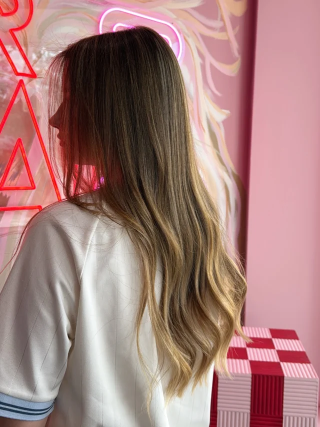 When less is more ✨

Soft + Subtle lux Blonde by Ash 💕

#luxblonde #livedinhair #brondebalayage #brisbanehairdresser