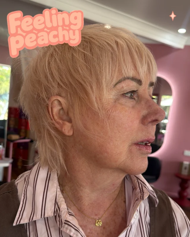 Peach, please 🍑✨

Soft peachy tones, cheeky little layers and a cut with plenty of personality.

Swipe for the colour cocktail and a little Peach Blush to keep the peach party going at home @wellapro_anz 

Who’s feeling peachy? 

Hair Be @amy_urbanchic_ 

#AshgroveHairdresser #BrisbaneHairSalon  #PeachBlonde #PeachHair #TexturedHaircut