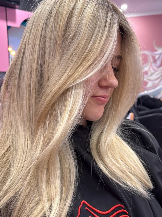 THE BLONDE BREAKDOWN 🤍✨

When the brief is as blonde as possible, but we still want those roots looking soft and natural!

Here’s what went into Macie’s blonde transformation 👇

THE FOILS ✨
A maximum full head of micro foils, alternating one weave and one slice throughout to create as much brightness as possible.

THE LIGHTENER 🧪
Wella BlondorPlex Level 9 with 6% and 9% developers, depending on the area and lift required.

THE PRE-TONE 🤍
Color Touch 10/1 + 10/6 + Clear in equal ratios.

Our little cocktail for keeping that blonde clean, bright and beautifully balanced.

THE ROOT TAP 💗
Color Touch 5/1 for a maximum of 5 minutes.

Just enough to soften the roots and create a more lived-in finish, without taking away all that gorgeous blonde.

THE BOND CARE ✨
WellaPlex Step 2 at the basin for that extra bond-strengthening treatment.

And of course, a fresh cut and blow-dry to finish it all off!

The result? Maximum blonde, softer roots and a whole lot of gorgeous hair. 🤍

Hair By @amy_urbanchic_ 

 #BrisbaneBlonde #BlondeSpecialist #WellaProfessionals #BlondorPlex